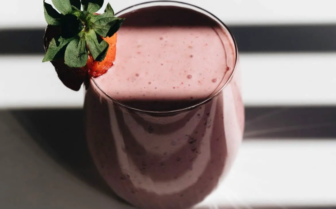 smoothie with berries